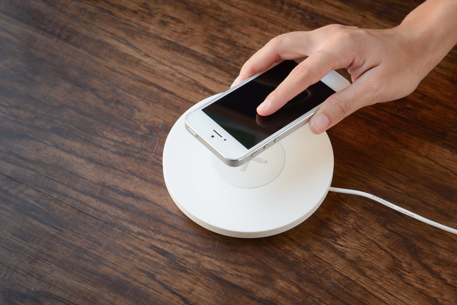 Зарядка телефона qi. Wireless Charger iphone. Iphone 13 Wireless Charging. Беспроводная зарядка от Эппл. Беспроводная зарядка Apple iphone 7.